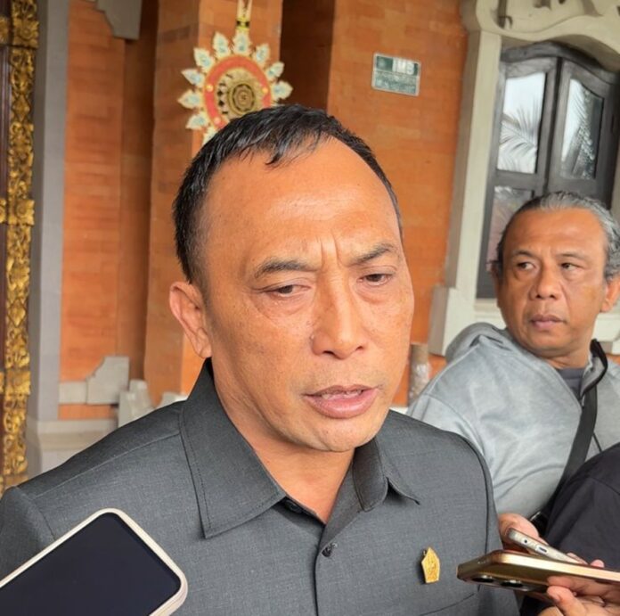 Ketua DPRD Tabanan I Nyoman Arnawa menanggapi polemik kelangkaan obat di RSUD Tabanan dan memerintahkan rapat darurat dengan pihak rumah sakit.