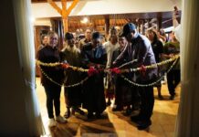 Putri Koster: Pariwisata Bali Harus Tetap Berakar Budaya Putri Koster membuka pameran seni rupa Tutur Ayu di Griya Santrian Art Gallery Sanur yang menampilkan karya seniman Bali tentang nilai budaya dan kebijaksanaan hidup.