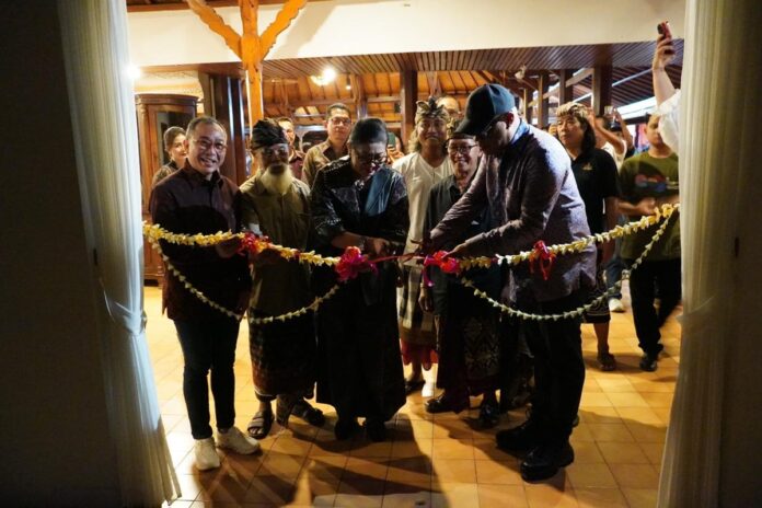 Putri Koster membuka pameran seni rupa Tutur Ayu di Griya Santrian Art Gallery Sanur yang menampilkan karya seniman Bali tentang nilai budaya dan kebijaksanaan hidup.