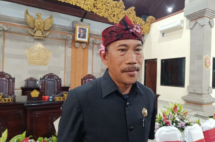 Ketua Komisi I DPRD Tabanan I Gusti Nyoman Omardani menyampaikan peringatan terkait dugaan praktik nominee kepemilikan vila oleh investor asing dalam rapat kerja di DPRD Tabanan