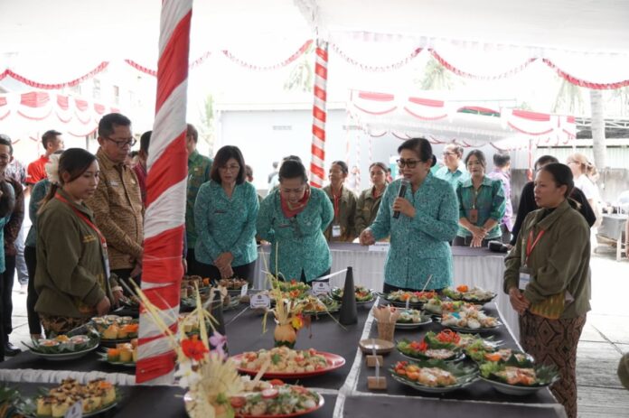 Putri Suastini Koster saat aksi sosial TP PKK Bali mengajak masyarakat Buleleng mengelola sampah dari sumbernya.