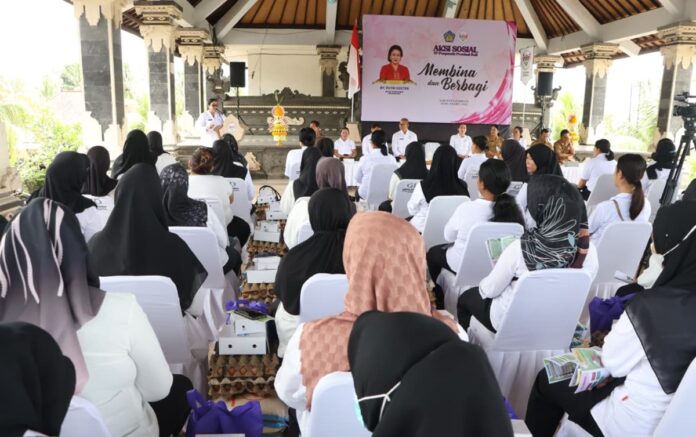 Putri Suastini Koster memberi pembinaan kepada kader Posyandu saat aksi sosial di Desa Pulukan Jembrana