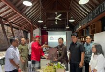 DPRD Klungkung Studi Banding ke Perumda Sanjayaning Singasana, Siap Bangkitkan Produk Lokal Rombongan Komisi III DPRD Klungkung dipimpin Tjokorda Gede Agung saat studi banding ke Perumda Sanjayaning Singasana Tabanan dan berdiskusi dengan jajaran direksi.