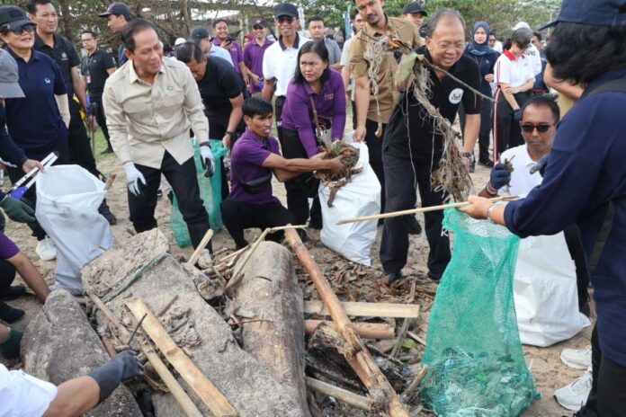 Aksi bersih sampah di Pantai Jimbaran dipimpin Gubernur Bali