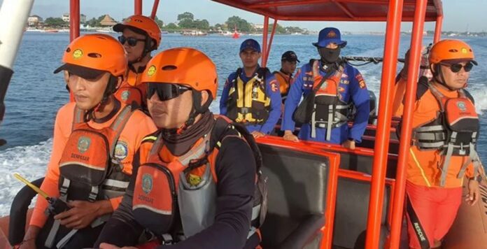 Tim SAR melakukan pencarian nelayan Sanur yang hilang di perairan Nusa Penida Bali.