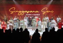 Singgasana Seni Bung Karno, Panggung Seni dan UMKM Dongkrak Ekonomi Rakyat Model memperagakan busana karya desainer lokal dalam pagelaran Singgasana Seni Bung Karno di Bali Beach Convention Center Denpasar.