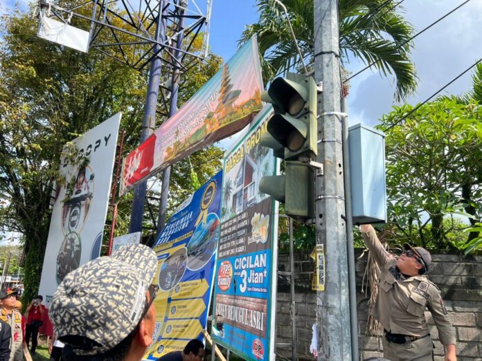 Penertiban spanduk dan baliho oleh Satpol PP Tabanan