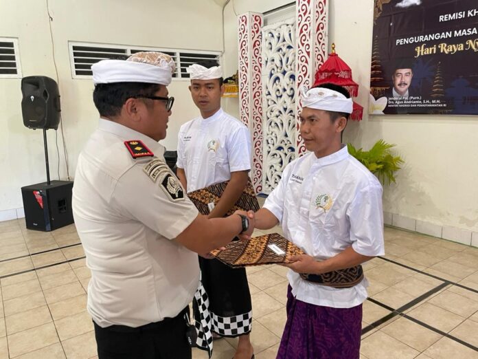 Petugas Lapas Tabanan menyerahkan remisi khusus Hari Raya Nyepi kepada warga binaan umat Hindu di dalam lapas.
