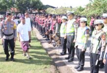 Pimpin Apel Pasukan Bersama Kapolda, Gubernur Koster Ingin Bali Tetap Aman dan Kondusif Gubernur Bali Wayan Koster memimpin apel gelar pasukan Operasi Ketupat 2026 bersama Kapolda Bali Daniel Adityajaya di Lapangan Iptu Soetardjo Mako Brimob Tohpati Denpasar