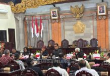 DPRD Tabanan Desak Pembongkaran Bangunan Langgar Tata Ruang Ketua Komisi I DPRD Kabupaten Tabanan I Gusti Nyoman Omardani memimpin rapat kerja membahas penertiban pelanggaran tata ruang di Tabanan.