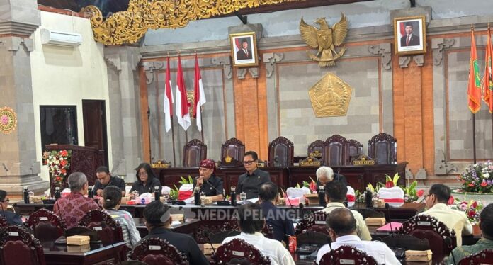 Ketua Komisi I DPRD Kabupaten Tabanan I Gusti Nyoman Omardani memimpin rapat kerja membahas penertiban pelanggaran tata ruang di Tabanan.