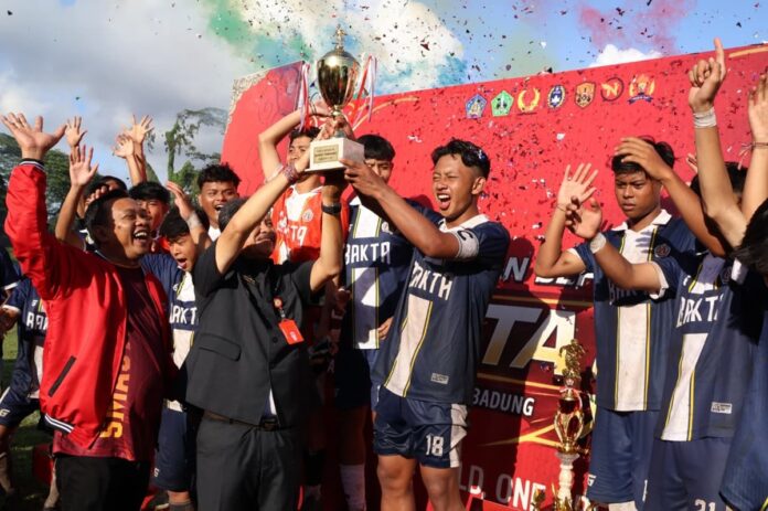 Tim sepak bola SMA Negeri 1 Kediri merayakan kemenangan usai menjuarai SMASTA Cup XXVII di Stadion Debes Tabanan setelah mengalahkan SMA Negeri 1 Tabanan dengan skor 5–0