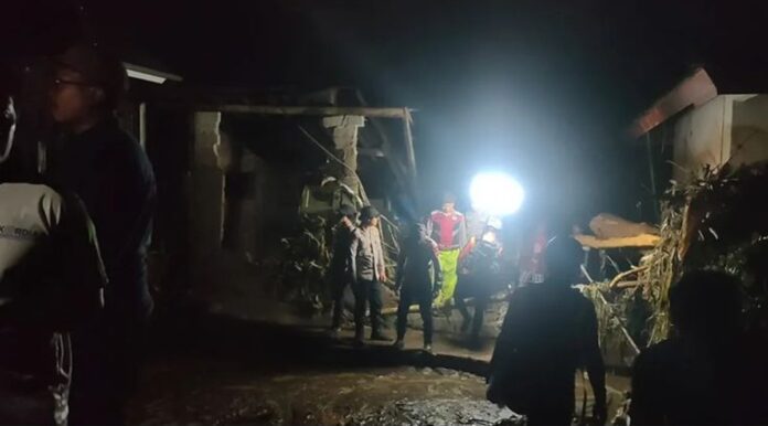 Banjir bandang menerjang Desa Banjar Buleleng akibat hujan deras hingga menyebabkan korban meninggal dunia dan warga hilang.