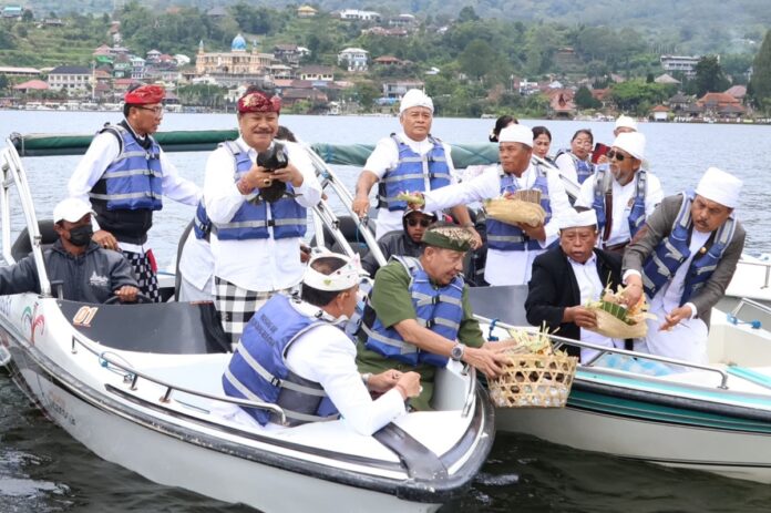 Wakil Bupati Tabanan I Made Dirga menghadiri persembahyangan Makerti Ayuning Danu di Pura Ulun Danu Beratan