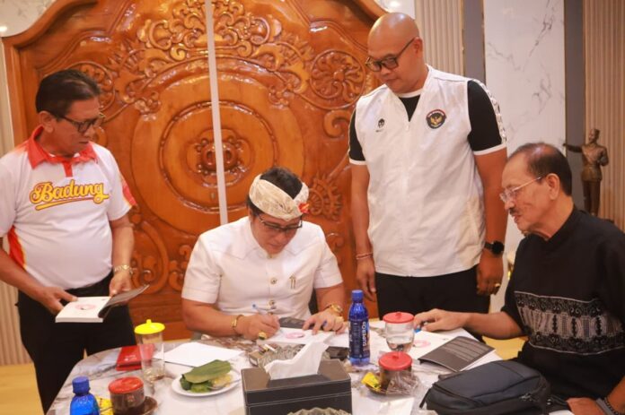Pertemuan Wakil Gubernur Bali I Nyoman Giri Prasta dengan KONI Bali membahas Musprov KONI Bali 2026 dan target 21 emas PON 2028.