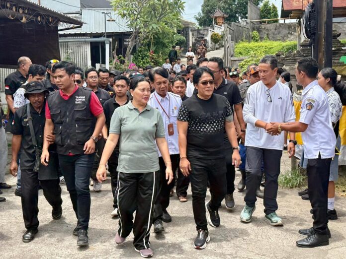 I Nyoman Giri Prasta meninjau lokasi banjir bandang di Desa Banjar, Kecamatan Banjar, Kabupaten Buleleng serta bertemu siswa terdampak di SD Negeri 5 Banjar.