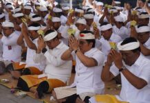 Wagub Bali Giri Prasta Ngayah di Pura Puseh Desa Adat Kuta Wagub Bali Nyoman Giri Prasta ngayah dalam karya di Pura Puseh Desa Adat Kuta Badung Bali