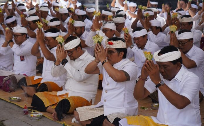 Wagub Bali Nyoman Giri Prasta ngayah dalam karya di Pura Puseh Desa Adat Kuta Badung Bali