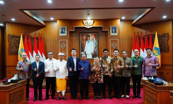 Wayan Koster menerima perwakilan pemerintah pusat dan investor Zhejiang Weiming Environment Protection Co., Ltd membahas percepatan proyek PSEL di Bali.