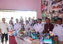 Bawaslu Tabanan Peduli Lansia, Salurkan Bantuan Sosial Bawaslu Tabanan menyerahkan bantuan sosial kepada lansia di Pondok Tresna Werdha Santhi