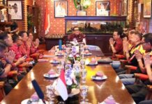 Tabanan Makin Dilirik Jadi Tuan Rumah Event Komunitas Nasional Bupati Tabanan I Komang Gede Sanjaya menerima audiensi panitia Komunitas Volkswagen Bali di ruang kerja Bupati Tabanan