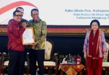 Tabanan Kuatkan Ekonomi Kreatif, Jineng dan Entil Resmi Dilindungi HAKI Bupati Tabanan menerima sertifikat HAKI Jineng dalam acara temu wicara UMKM