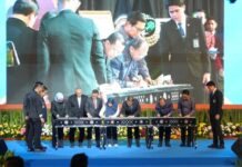 Gubernur Koster Teken MoU dengan Menteri Imipas, Pengawasan WNA di Bali Diperkuat Gubernur Bali Wayan Koster, Bupati Badung Wayan Adi Arnawa, dan Menteri Imipas Agus Andrianto menandatangani nota kesepahaman bidang imigrasi di Kota Tangerang