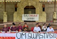Koster Dialog Terbuka dengan BEM Unud, Tegaskan Tak Anti Kritik soal Sampah Bali Gubernur Bali Wayan Koster berdialog dengan mahasiswa BEM Unud terkait isu sampah di DPRD Bali