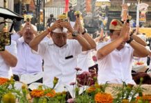 Koster Sembahyang di Ulun Danu Batur, Mohon Kerahayuan Bali Gubernur Bali Wayan Koster melaksanakan persembahyangan di Pura Ulun Danu Batur dalam rangka Karya Ngusaba Kadasa di Bangli