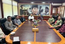 Irtama KLH Apresiasi Kolaborasi Cepat Koster dan Kepala daerah Tangani TPA Suwung Gubernur Bali Wayan Koster menerima kunjungan Inspektur KLH Winarto membahas pengelolaan sampah di TPA Suwung Denpasar