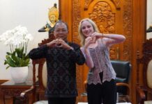 Koster Ajak Dunia Jaga Pariwisata Bali Berbasis Budaya Berkualitas dan Bermartabat Gubernur Bali Wayan Koster saat wawancara dengan media internasional Rossiya Segodnya di Jayasabha Denpasar