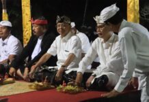 Hadiri Pujawali di Pura Luhur Batulumbung, Koster Serahkan Punia Rp25 Juta Gubernur Bali Wayan Koster sembahyang di Pura Luhur Batulumbung Tabanan saat Pujawali