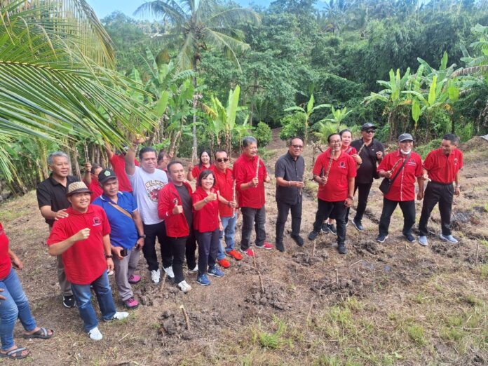 Kegiatan konsolidasi PDIP Tabanan membahas ketahanan pangan dan penanaman singkong simbolis