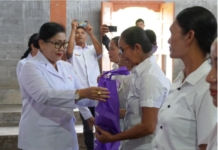 TP Posyandu Bali Salurkan Bantuan dan Perkuat Peran Kader di Bangli Ketua TP Posyandu Bali Putri Koster menyerahkan bantuan sembako kepada kader Posyandu di Bangli