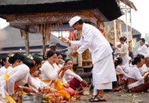 Pemedek Membludak di Besakih, Ketua BKOW Bali Tangkil di Puncak IBTK Ketua BKOW Bali sembahyang di Pura Agung Besakih saat IBTK di tengah kepadatan pemedek