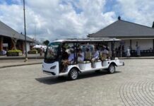 Shuttle Bus Besakih Permudah Pemedek, Lansia Sangat Terbantu Pemedek menaiki shuttle bus menuju Pura Besakih saat pelaksanaan Karya IBTK 2026