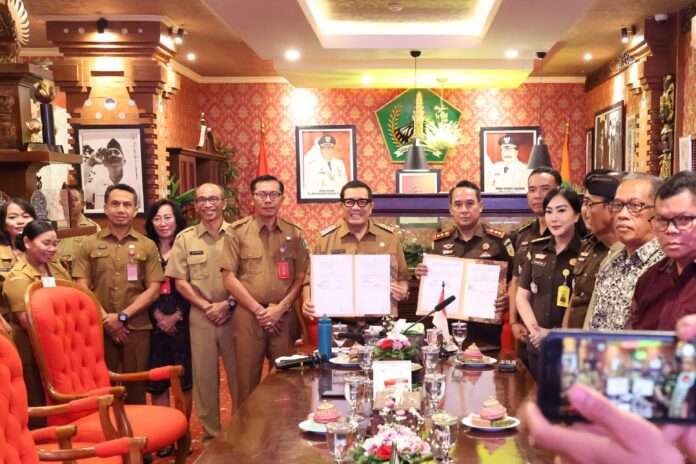 Penandatanganan MoU antara Pemkab Tabanan dan Kejaksaan Negeri terkait pengawasan keuangan desa adat
