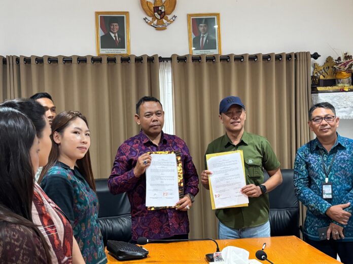 Penandatanganan MoU kerja sama pangan antara BUPDA Desa Adat Kuta dan Perumda MGS Badung