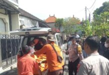 Pria Ditemukan Meninggal di Kamar Kost Sukawati Petugas mengevakuasi pria yang ditemukan meninggal di kamar kost di Sukawati Gianyar