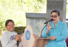 Putri Koster Gencarkan Edukasi Kesehatan dan Sampah di Tiga Desa Kintamani Putri Koster memberikan sosialisasi kesehatan dan pengelolaan sampah kepada warga di Kintamani