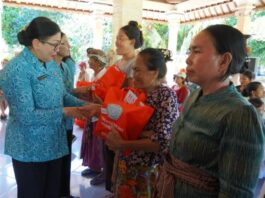 TP PKK Bali Bergerak dan Berbagi di Nusa Penida, Fokus Sampah dan Gizi Anak Putri Koster menyerahkan bantuan kepada masyarakat dalam aksi sosial TP PKK Bali di Nusa Penida.