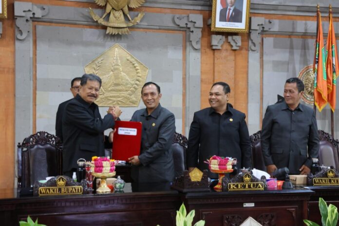 Rapat Paripurna DPRD Tabanan saat penyampaian rekomendasi LKPJ Bupati Tahun 2025