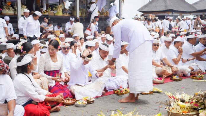 Ribuan pemedek mengikuti puncak Karya IBTK 2026 di Pura Agung Besakih dengan tertib dan khidmat