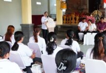 Putri Koster: 85 Persen Keberhasilan Desa Ditentukan Posyandu Suastini Koster memberikan arahan kepada kader Posyandu dalam kegiatan aksi sosial di Gianyar