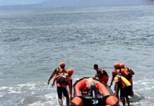 Heroik Selamatkan Teman, Pria di Gianyar Hilang Terseret Ombak di Pantai Purnama Tim SAR melakukan pencarian korban terseret ombak di Pantai Purnama Gianyar