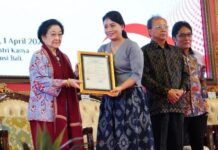 Dampingi Megawati Soekarnoputri, Gubernur Koster Kawal Lompatan HKI Bali Wayan Koster dan Megawati Soekarnoputri menyerahkan sertifikat HKI kepada pelaku UMKM dan budaya