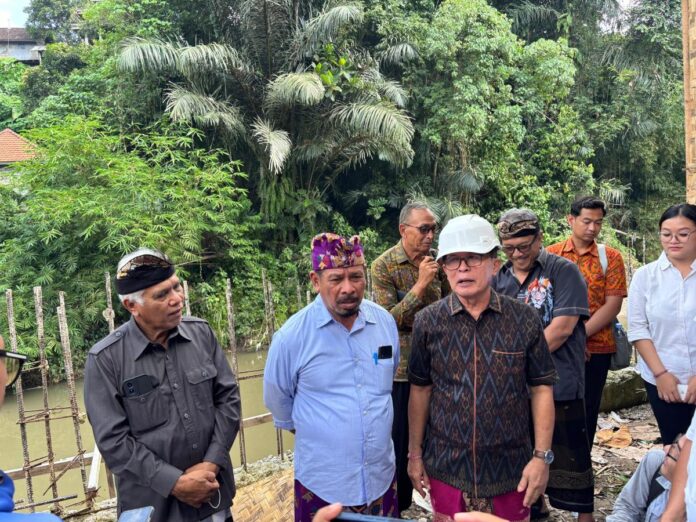 Anggota DPRD Tabanan mendampingi sidak proyek pembangunan Amazon Junggle Vila by Coco di Desa Cepaka