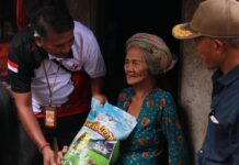 Bawaslu Tabanan Salurkan Bantuan Sembako Lewat Program Bawaslu Peduli Bawaslu Tabanan menyerahkan bantuan sembako kepada warga kurang mampu di Desa Wanagiri dalam kegiatan Bawaslu Peduli.