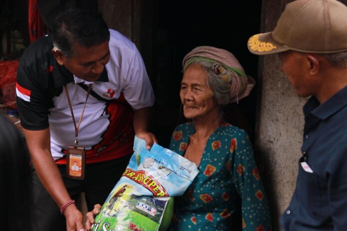 Bawaslu Tabanan menyerahkan bantuan sembako kepada warga kurang mampu di Desa Wanagiri dalam kegiatan Bawaslu Peduli.