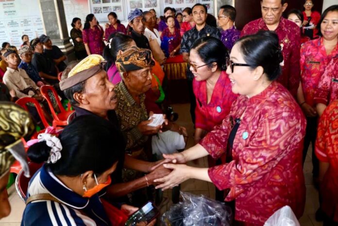 Bunda Rai Sanjaya menyerahkan bantuan sosial kepada warga rentan saat aksi sosial bergerak dan berbagi di Kecamatan Kerambitan dan Penebel Tabanan
